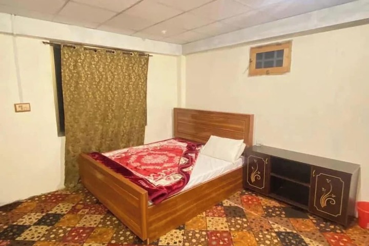 Room 11 of 16