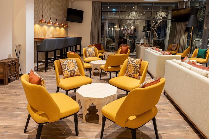 Lounge 82 of 106