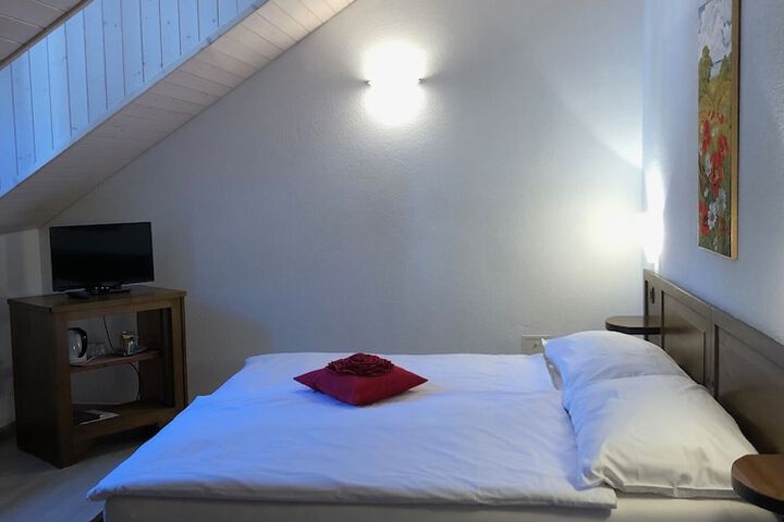 Room 9 of 38