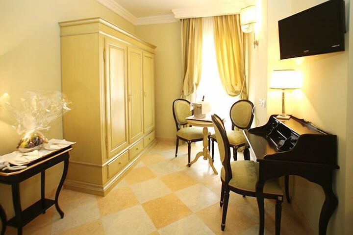 Room 8 of 42