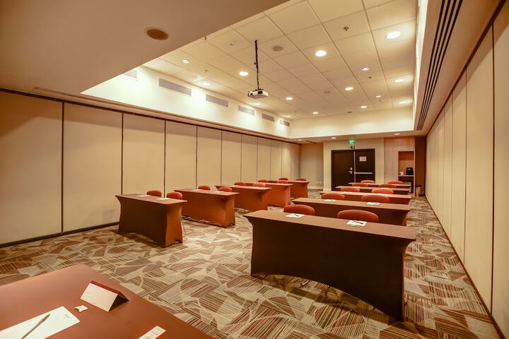 Ballroom/Hall 126 of 201