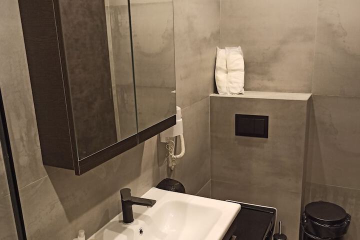 Room 52 of 80