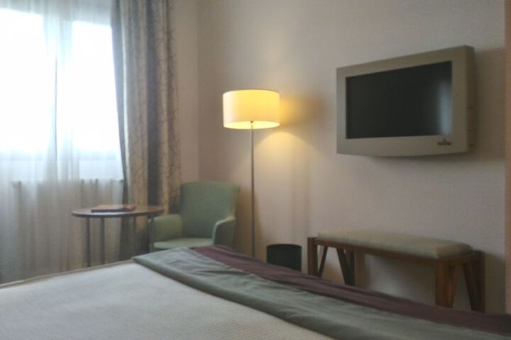 Room 11 of 37