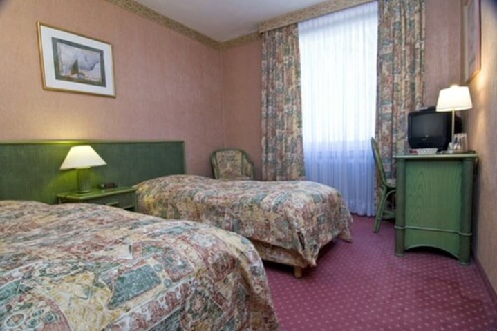 Room 10 of 32