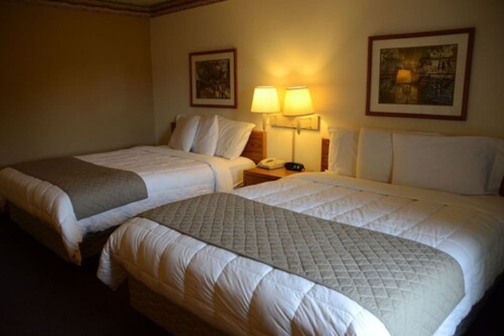 1 Queen Bed (1 of 5)