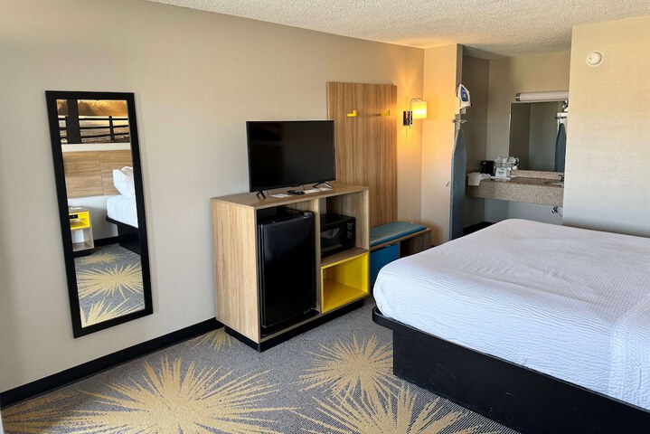 1 King Bed Accessible (14 of 16)