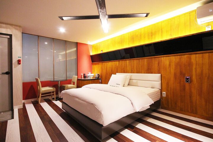 Room 10 of 13