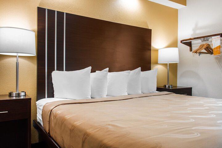 1 King Bed (5 of 16)