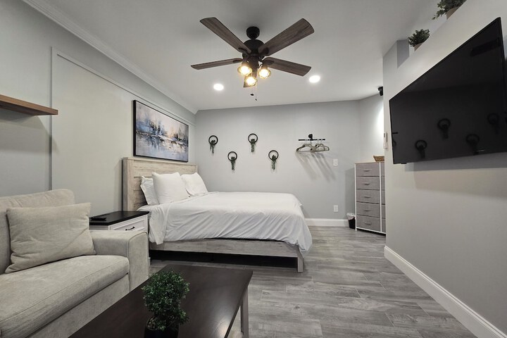 Deluxe King Room (4 of 26)