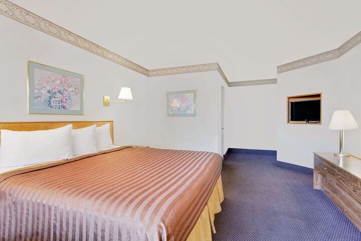 Room 3 of 33