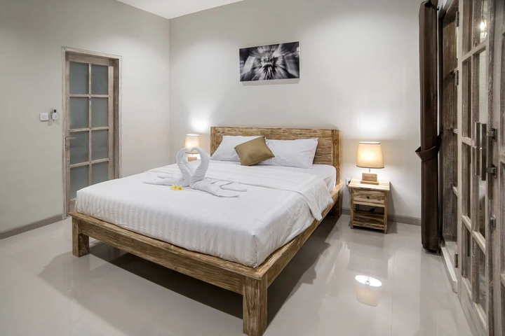 Room 4 of 18