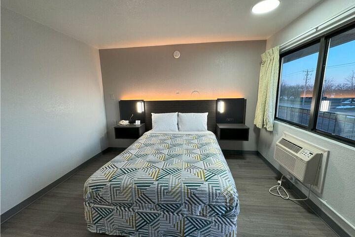 1 Queen Bed (3 of 12)