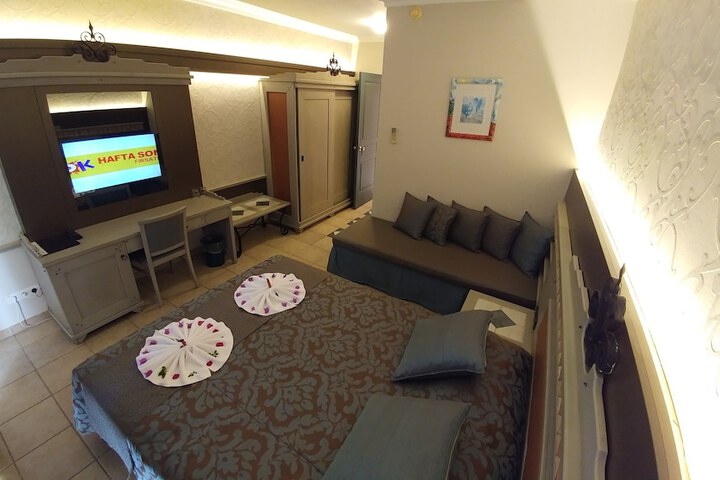 Room 9 of 63