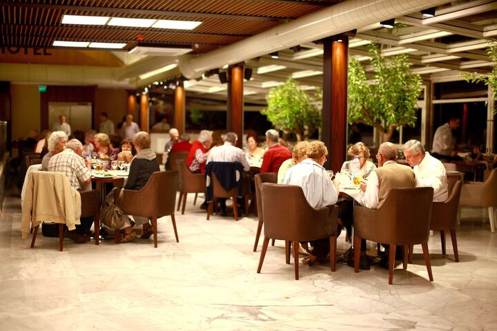 Dining 34 of 52