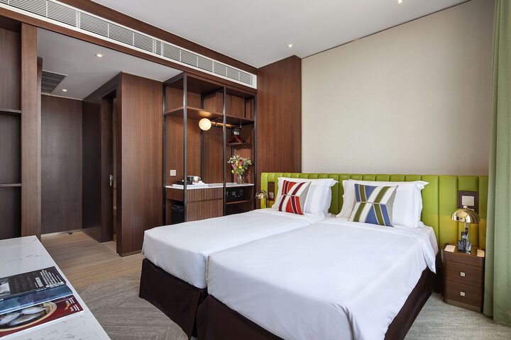 Room 9 of 32