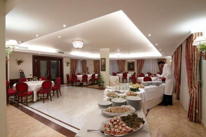 Dining 26 of 32