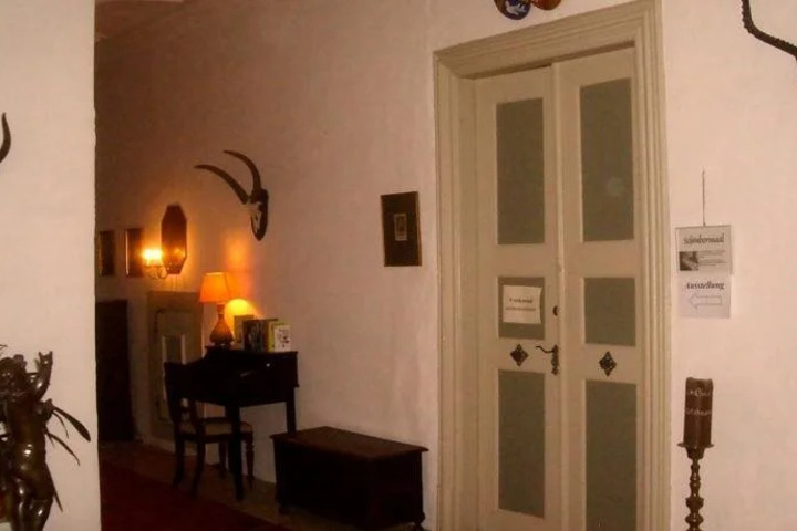Room 6 of 14