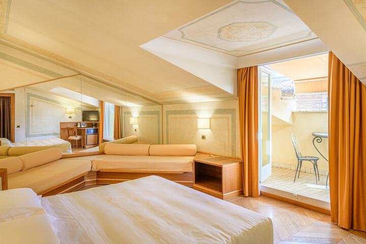 Room 15 of 76