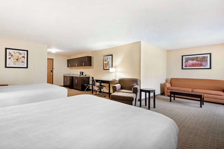 2 Queen Accessible Comm Assist Bathtub Microwave, Refrigerator WiFi Full Breakfast (8 of 11)
