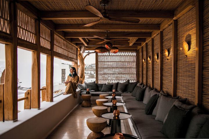 Lobby lounge