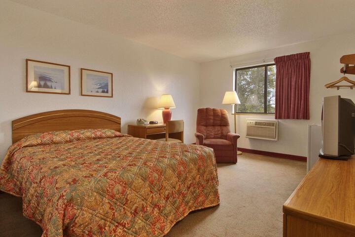 1 Queen Bed Mobility Accessible (10 of 13)