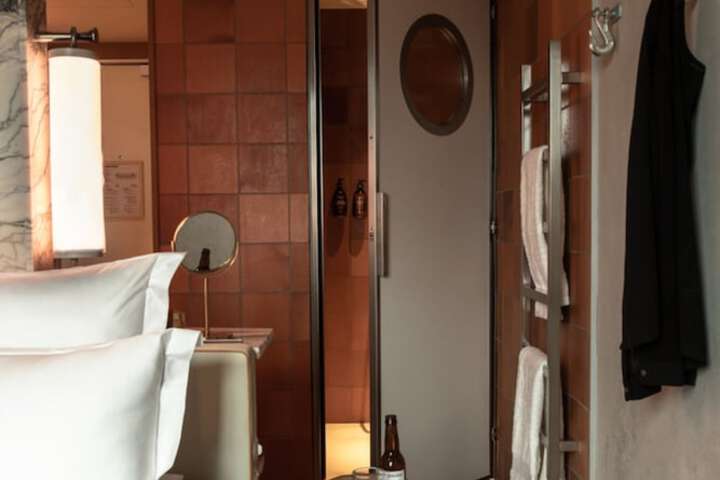 Room 4 of 66