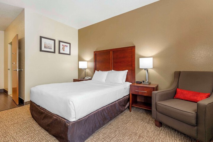 1 Queen Bed (5 of 16)