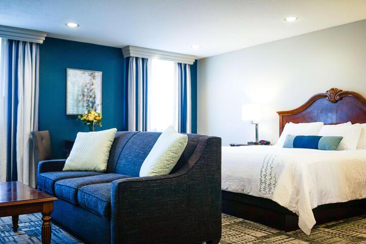 1 King Bed Sofa Bed Microwave and Refrigerator WiFi Full Breakfast (22 of 33)