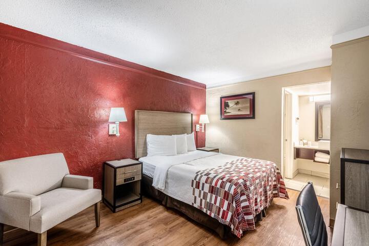 1 Queen Bed (3 of 5)