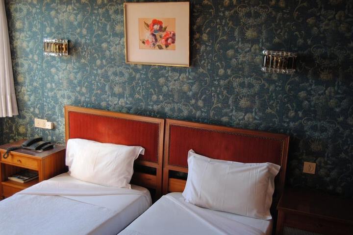 Room 8 of 34