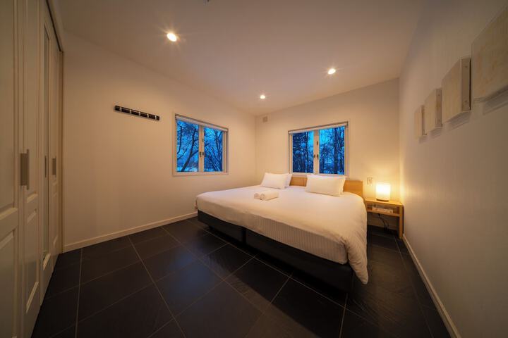 Room 2 of 48