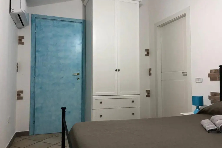 Room 2 of 10