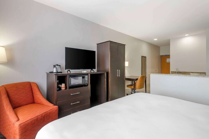 Suite Accessible King Size Bed (1 of 8)