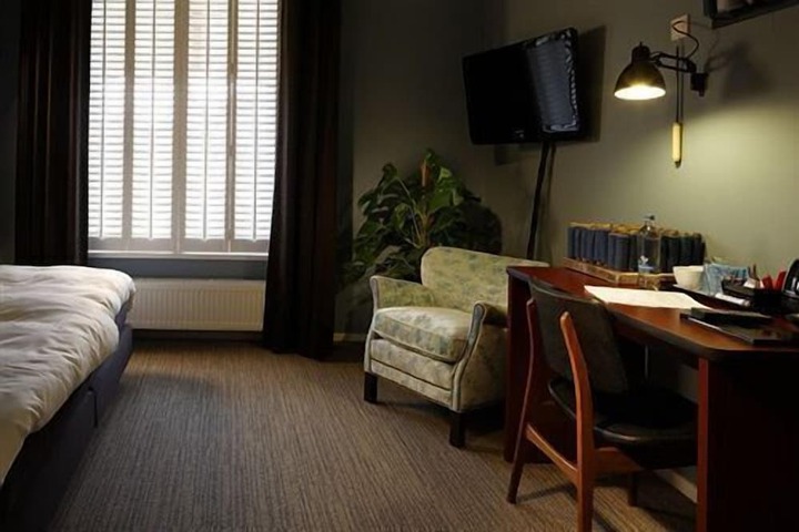 Room 4 of 68