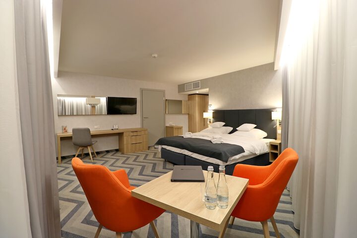 Room 8 of 38