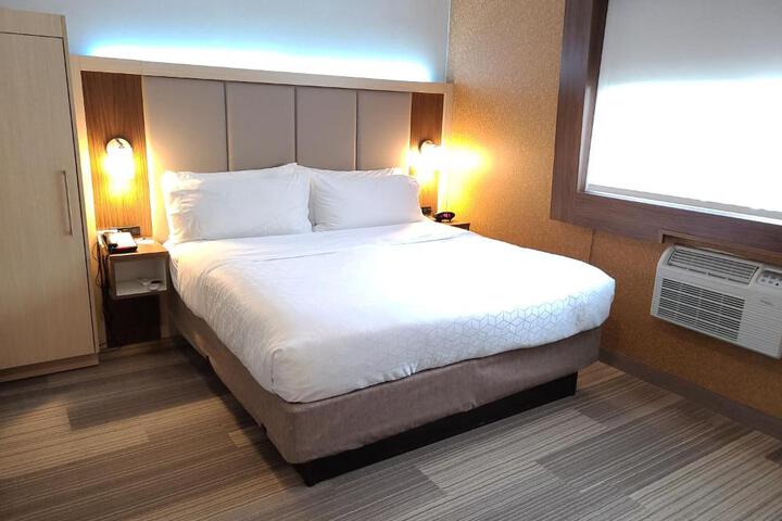 1 King Bed Refrigerator WiFi Walk in Shower Full Breakfast (4 of 9)