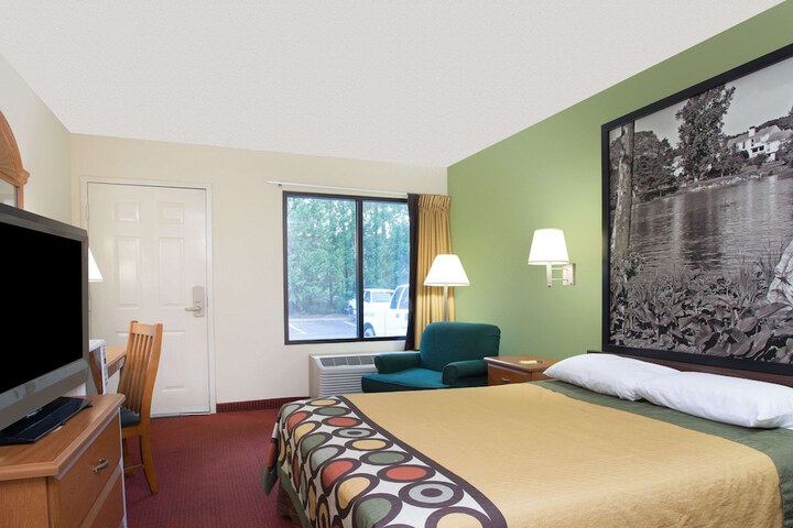 1 Queen Bed (3 of 9)