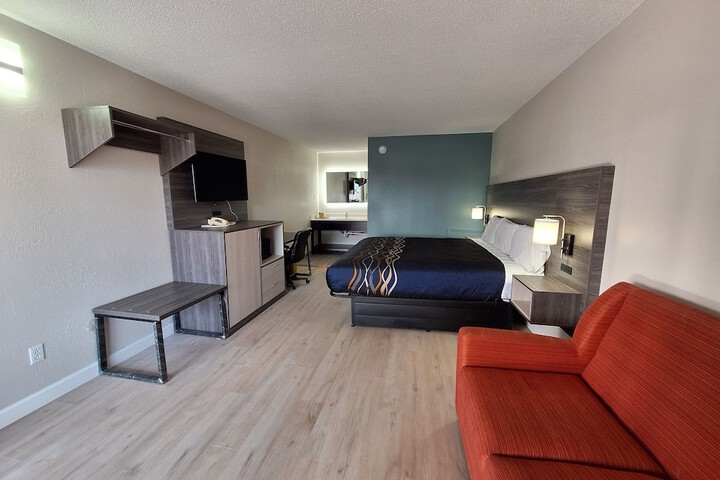 1 King Bed (4 of 7)