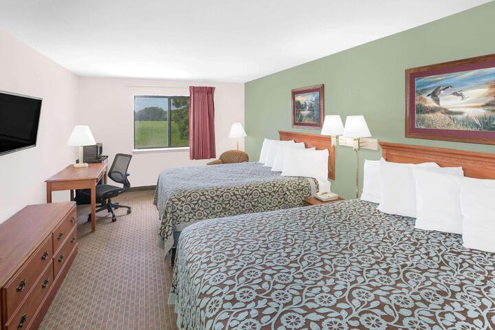 2 Queen Beds (3 of 8)