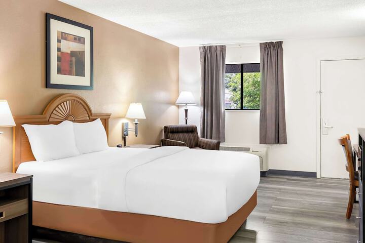2 Queen Beds (12 of 15)
