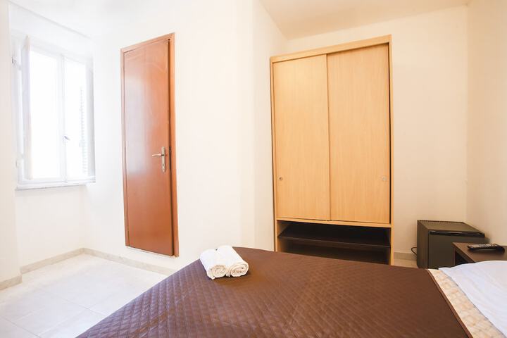 Room 12 of 16