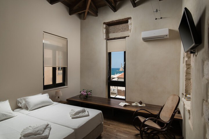 Room 8 of 40