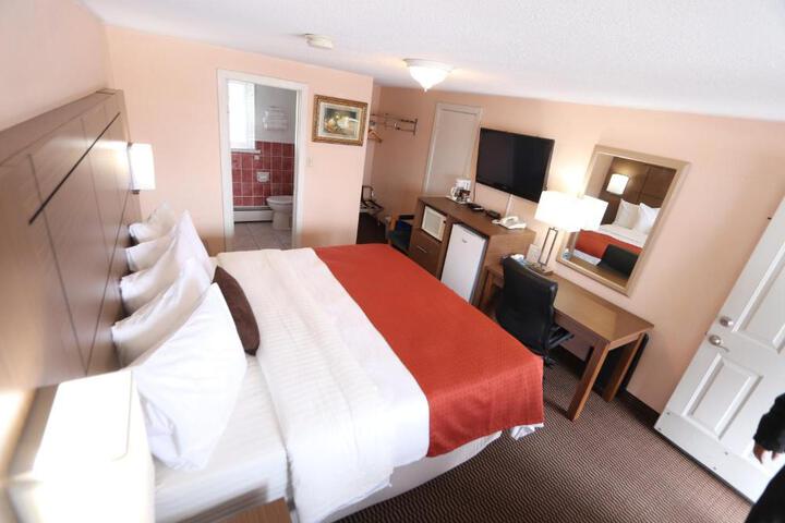 1 King Bed (3 of 14)