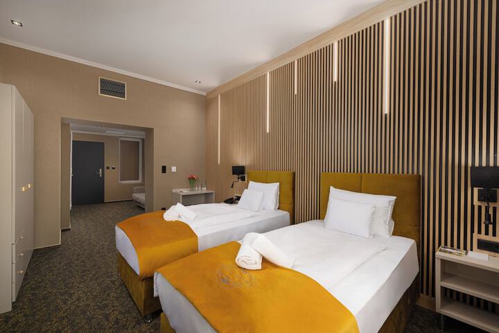 Room 32 of 61