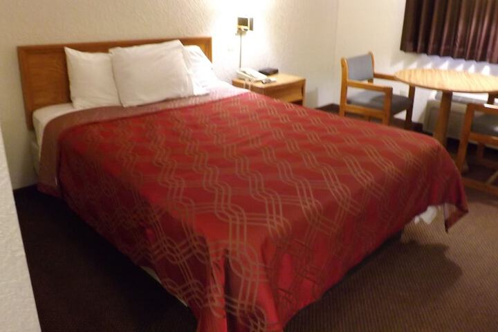1 Queen Bed (8 of 8)
