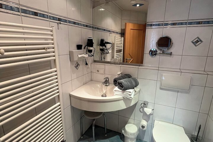 Room 12 of 30
