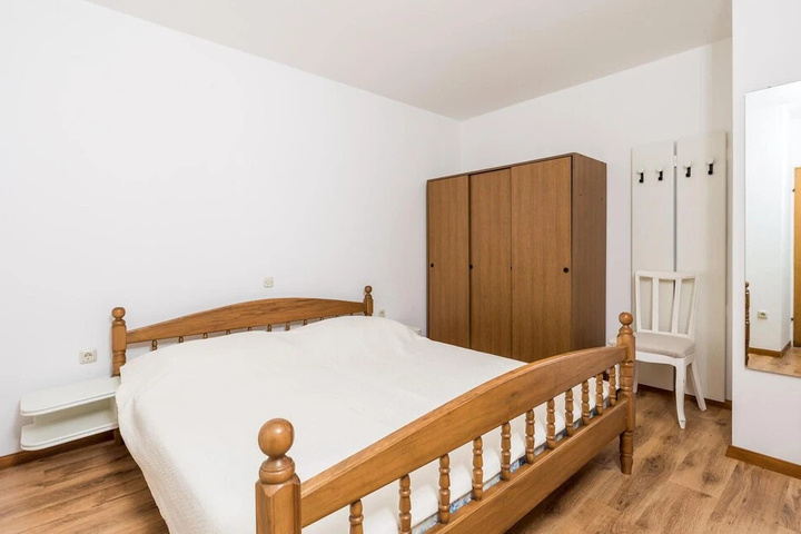 Room 5 of 16