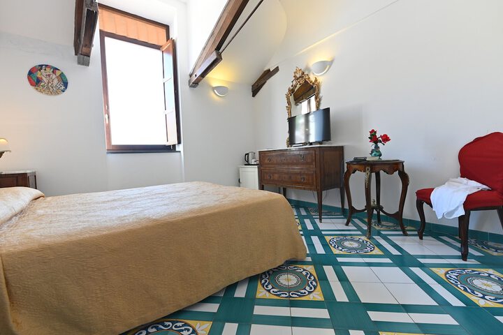 Room 13 of 28