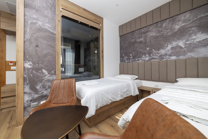 Room 10 of 26