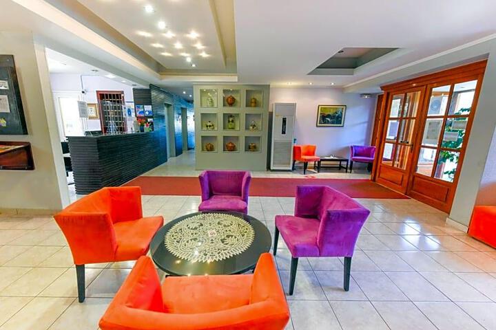 Lounge 37 of 70